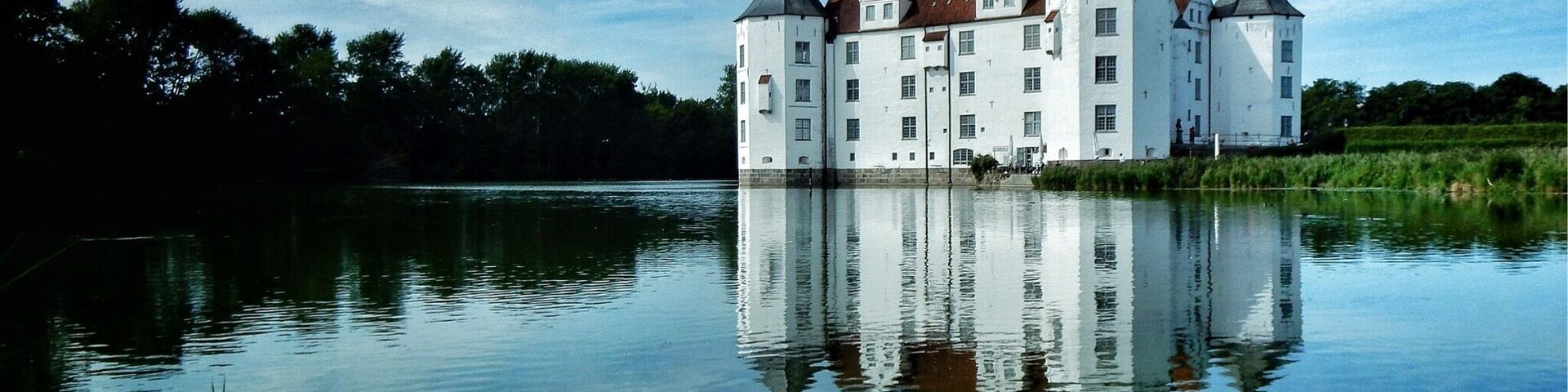 Schloss Glucksburg is a castle in northern Germany very close to the border with Denmark, construction of which was completed in 1587 on the site of a former monastery.
The castle is completely surrounded by water except for the entry road and makes a wonderful photogenic subject with it high white washed walls, red roof, corner towers and the reflections in the water.
We didn't go inside through due to the time we had available, unfortunately. The admission price was €8 per person and parking €2 for three hours out the front. #blue
#bestof5