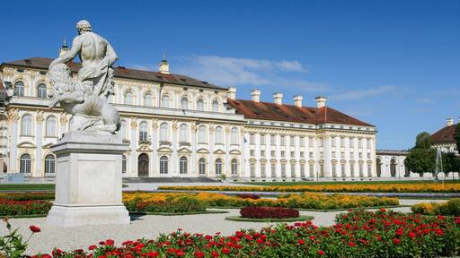 Oberschleissheim showing a garden, flowers and wildflowers
