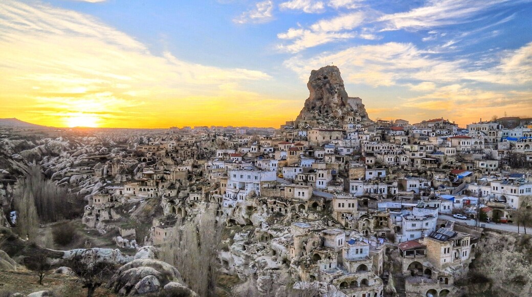 Cappadocia is unique place on earth. There is so many popular places for photographers but many of them dont go to Ortahisar and missing this spot which is amazing during the sunset. It makes you feel like you are in some fantastic movie.
#LifeAtExpedia