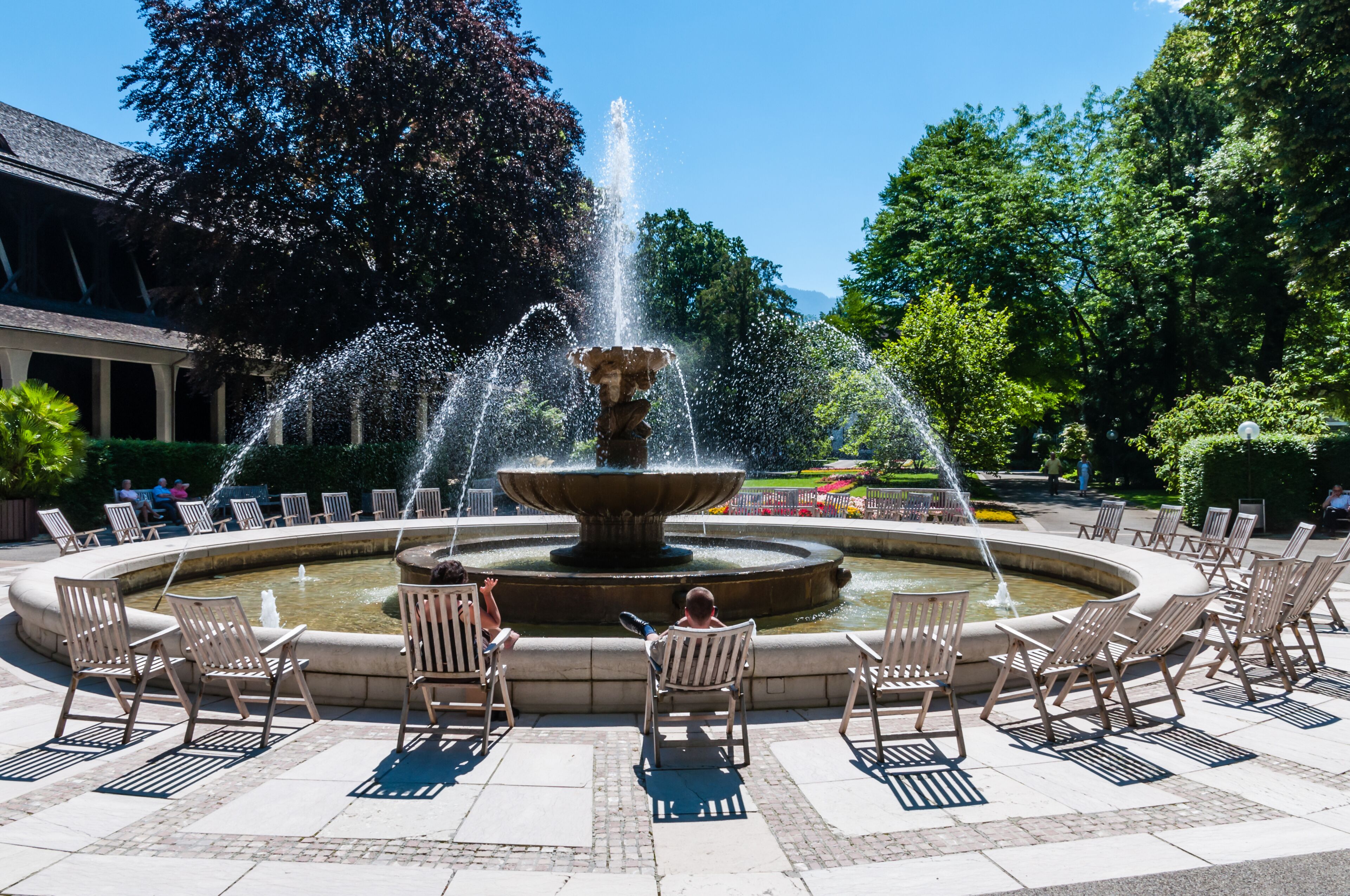 Brunnen und Gradierhaus im Kurpark von Bad Reichenhall; Deutschland