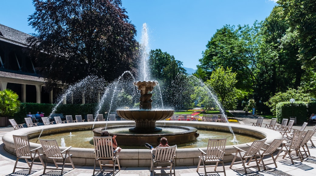 Brunnen und Gradierhaus im Kurpark von Bad Reichenhall; Deutschland