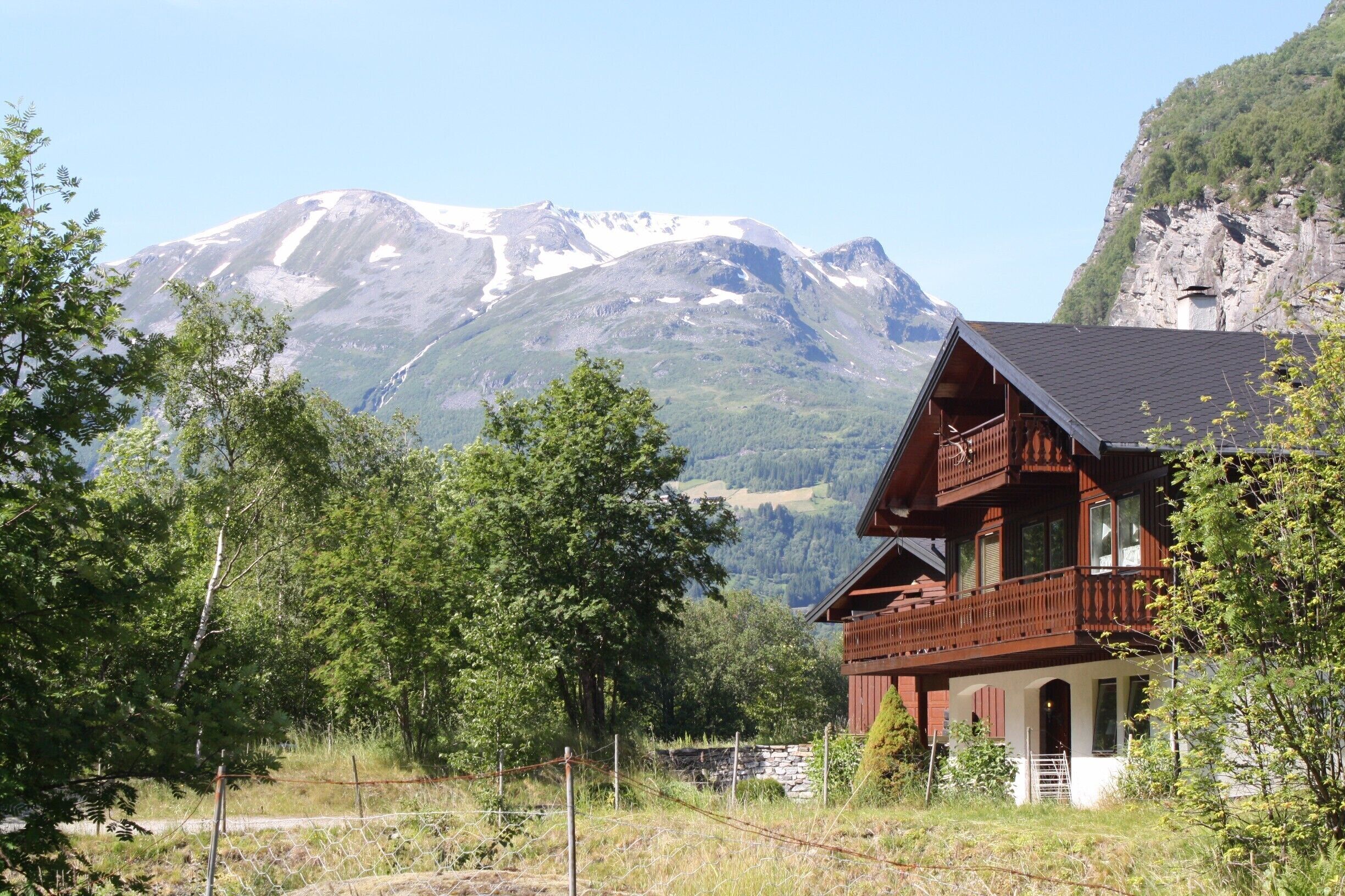 Walking along the narrow lanes of this beautiful village in the Norwegian Fjords, we stopped to discover and breathe in the natural wonder of this serene place. #NationalPark