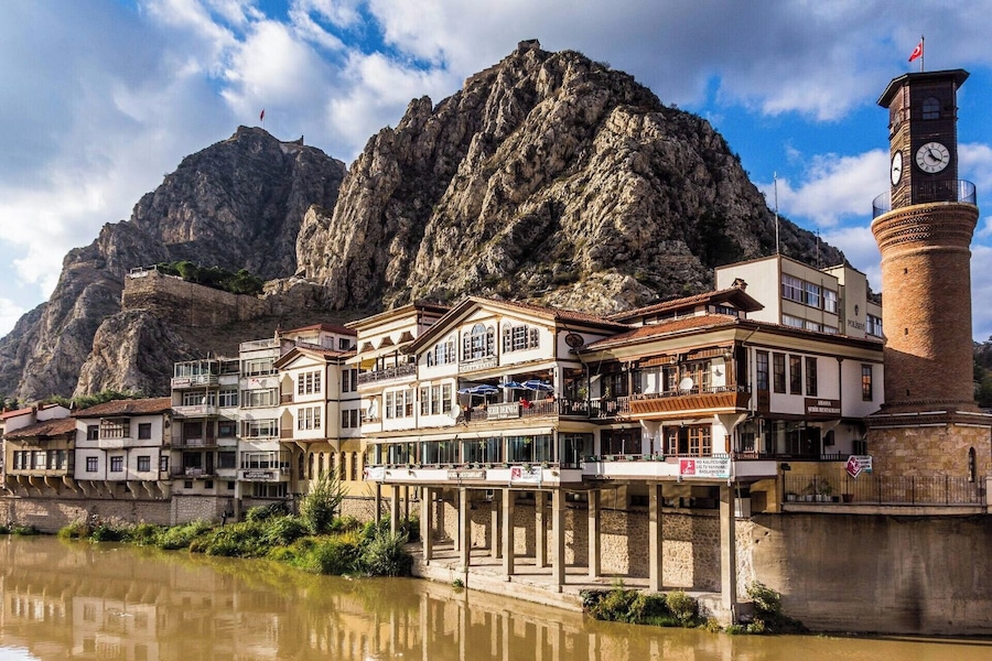 Beautiful city in Central Turkey with lots of things to see. Clock Tower, nice riverbank, mosque, tombs of kings and on the top rock above city is the big fort called Amasya Kalesi. Very recommended stopover for one or two days.
#turkey #amasya #architecture
