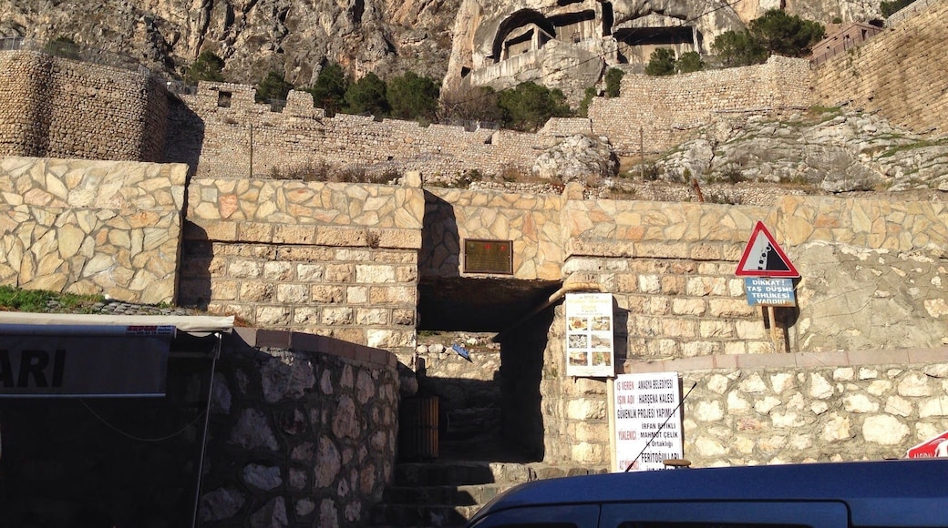 In the hellenistic period, Amasya IO.333 IO.use as capital belonging to the 26th king of pontus king rock tombs, Harsena the southern slopes of the mountain limestone was carved out in the rocks.