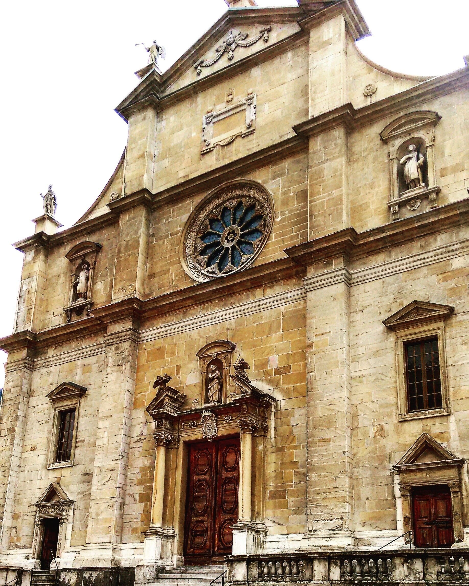 The 🕍🕍 Church of San Peter, Paul & Stephen. Bellinzona 🇨🇭
Deserted Sunday streets and a pleasantly chilly breeze greeted me as I stepped out to explore a not so far off North of Switzerland 🇨🇭 from where I was stationed. Summer brings vacations and businesses are usually out, taking it easy. After the exciting train 🚆 ride, this city presented itself as a host of not one but three castles. As I walked down the empty streets, the first Piazza or square had this mammoth structure with a brilliant facade up front. If one follows the structure it leads to a tall Bell tower where an hourly tolling breaks the silent monotony of the land. The Piazza had shops where you could buy chocolates, water and newspapers! The castles were still way ahead and I couldn't invest more time here. A couple of clicks 📷 later, I joined my peers in search of Castlegrande 🏰
#travelmemories #travelagain #travelphoto #travelphotography #travel #travels #travelblog #travelblogger #travelbloggers #blog #blogger #travellife #travellers #history #blogged #bloggerstyle #l4l #instafollow #tagforlikes #explore #explorer #wanderer #wanderlust #bestplacetobe #switzerlandpictures #switzerland🇨🇭