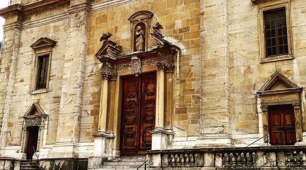 The 🕍🕍 Church of San Peter, Paul & Stephen. Bellinzona 🇨🇭
Deserted Sunday streets and a pleasantly chilly breeze greeted me as I stepped out to explore a not so far off North of Switzerland 🇨🇭 from where I was stationed. Summer brings vacations and businesses are usually out, taking it easy. After the exciting train 🚆 ride, this city presented itself as a host of not one but three castles. As I walked down the empty streets, the first Piazza or square had this mammoth structure with a brilliant facade up front. If one follows the structure it leads to a tall Bell tower where an hourly tolling breaks the silent monotony of the land. The Piazza had shops where you could buy chocolates, water and newspapers! The castles were still way ahead and I couldn't invest more time here. A couple of clicks 📷 later, I joined my peers in search of Castlegrande 🏰
#travelmemories #travelagain #travelphoto #travelphotography #travel #travels #travelblog #travelblogger #travelbloggers #blog #blogger #travellife #travellers #history #blogged #bloggerstyle #l4l #instafollow #tagforlikes #explore #explorer #wanderer #wanderlust #bestplacetobe #switzerlandpictures #switzerland🇨🇭