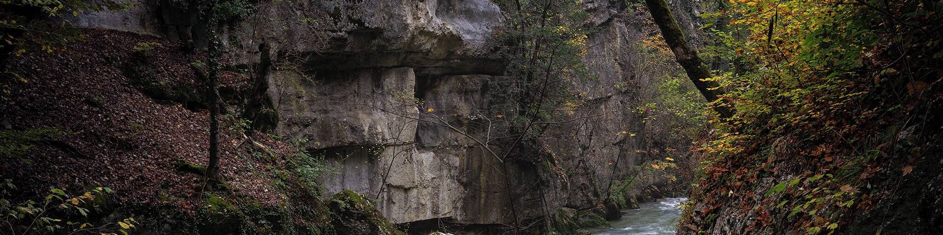 You will walk almost side by side with the water for a good part of the path in the gorges, a host of scenic spots awaiting the photographers along the way.