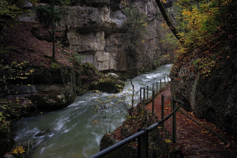 You will walk almost side by side with the water for a good part of the path in the gorges, a host of scenic spots awaiting the photographers along the way.
