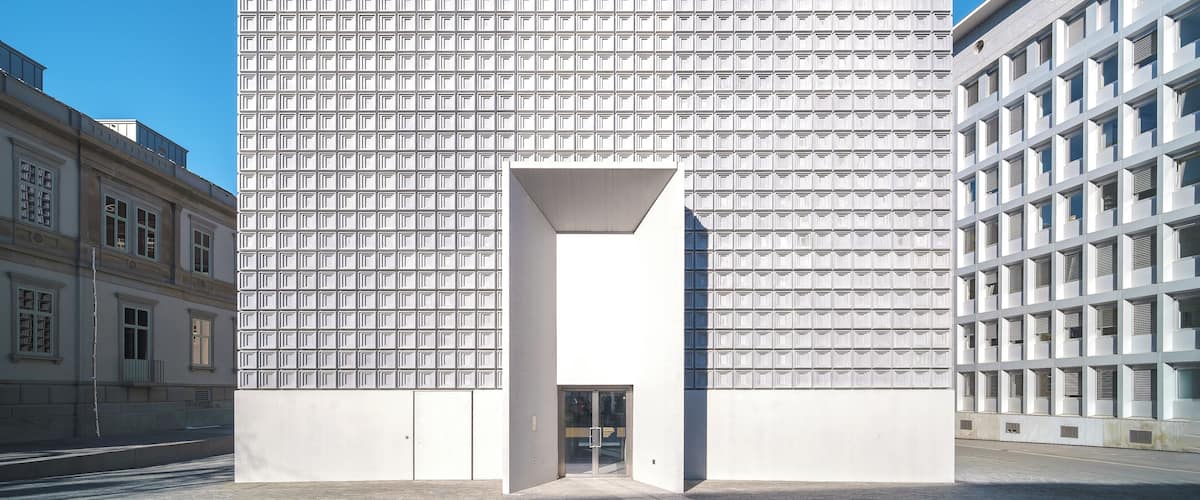 The new extension building of the Bündner Kunstmuseum in Chur is designed by Barozzi / Veiga and was completed in 2016