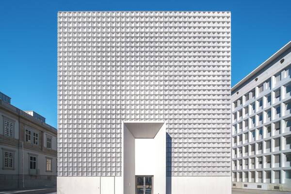 The new extension building of the BĂŒndner Kunstmuseum in Chur is designed by Barozzi / Veiga and was completed in 2016