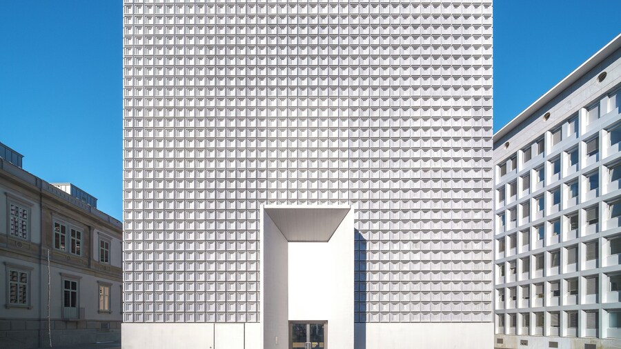 The new extension building of the Bündner Kunstmuseum in Chur is designed by Barozzi / Veiga and was completed in 2016