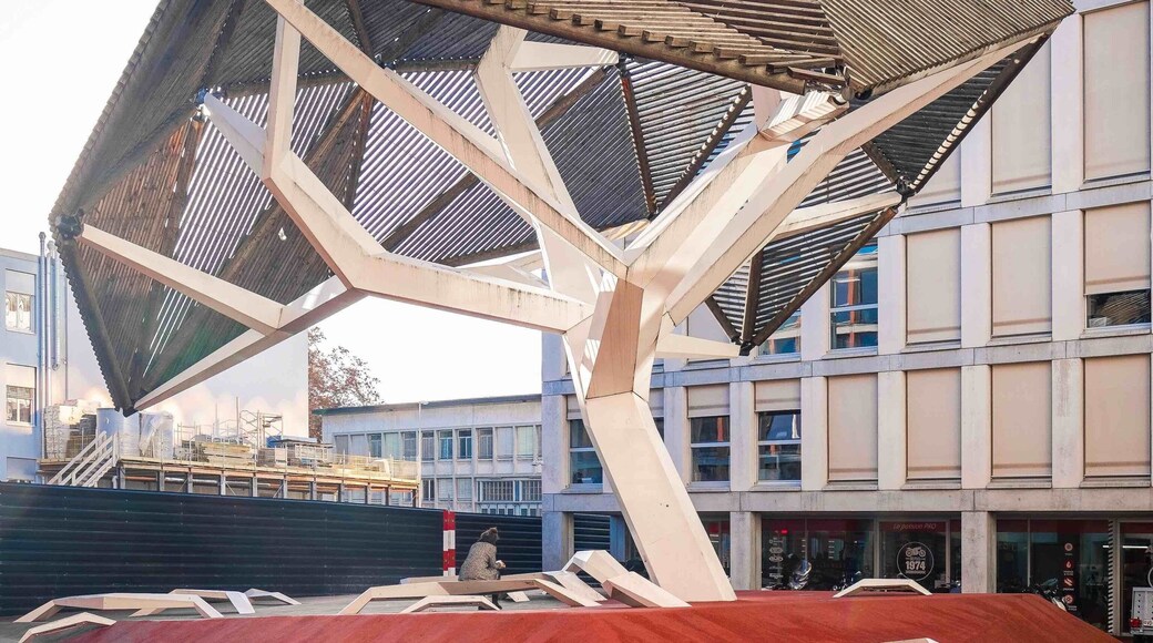 „L‘arbre et des ravines“ (Tree and its roots) sculpture, built in 2007 by Oloom, Olivier Rambert & Samuel Wilkinson. Interestingly, the roots serve as benches ! #architecture