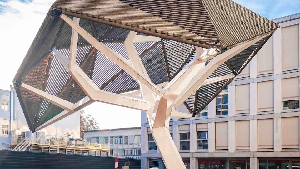 „L‘arbre et des ravines“ (Tree and its roots) sculpture, built in 2007 by Oloom, Olivier Rambert & Samuel Wilkinson. Interestingly, the roots serve as benches ! #architecture
