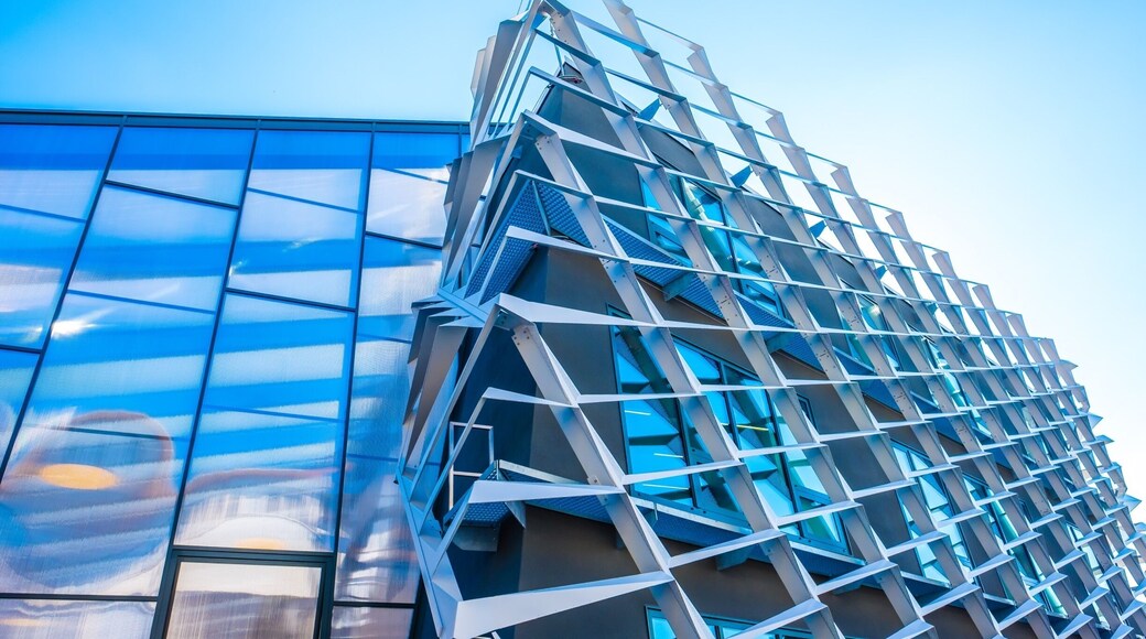 Agora, the new cancer research center next to CHUV was finished in 2018. Designed by Behnisch Architekten, it displays an interesting modern #architecture, in particular its outer skin which has the purpose to enhance daylight use in the depth of the building