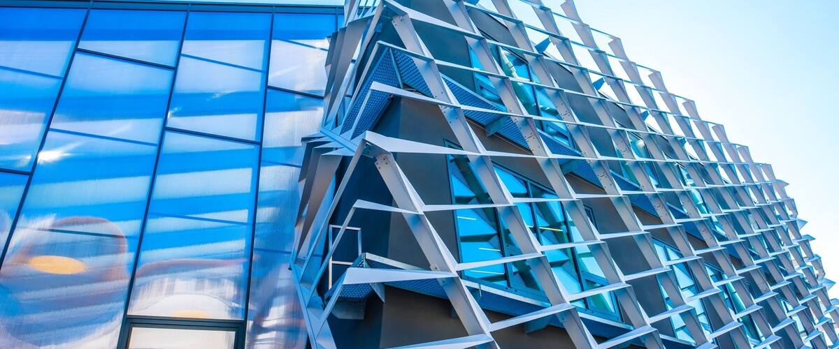 Agora, the new cancer research center next to CHUV was finished in 2018. Designed by Behnisch Architekten, it displays an interesting modern #architecture, in particular its outer skin which has the purpose to enhance daylight use in the depth of the building