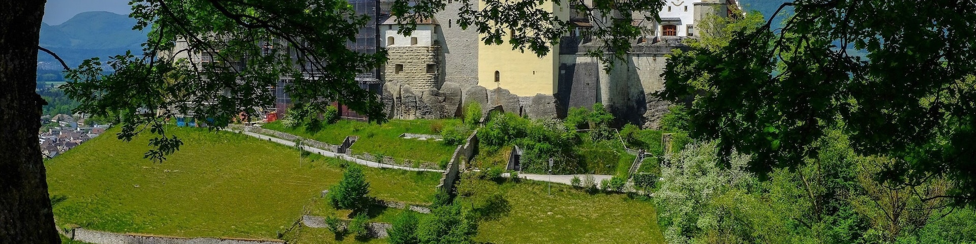 The history of this castle starts almost 1000 years ago ! For a good view, walk up the « Himmelsleiter » path to Gofi, a small hill next to he castle.