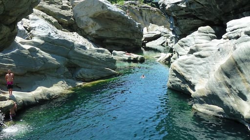 Pretty canyon with great cliffs to jump off and tan.