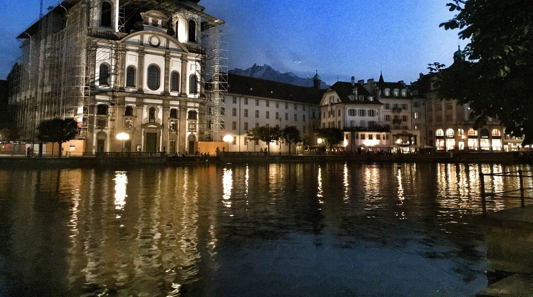 Due to its location on the shore of Lake Lucerne (der Vierwaldstättersee), within sight of Mount Pilatus and Rigi in the Swiss Alps, Lucerne has long been a great destination for tourists.