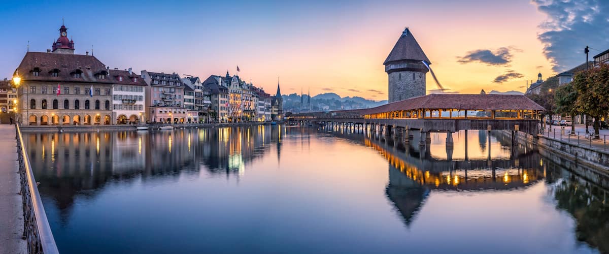 Altstadt von Luzern mit Kapellbrücke und Wasserturm, Schweiz