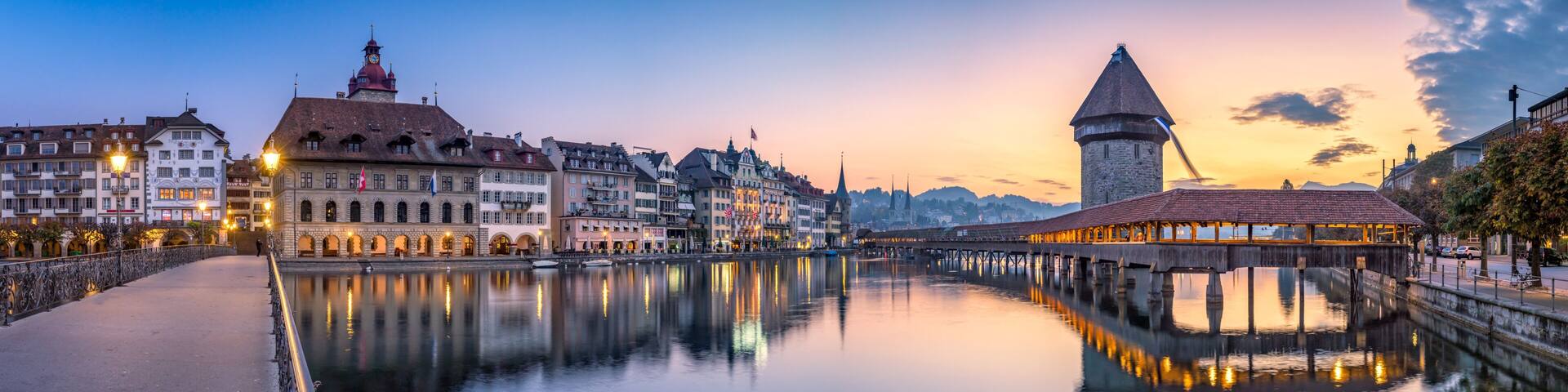 Altstadt von Luzern mit Kapellbrücke und Wasserturm, Schweiz