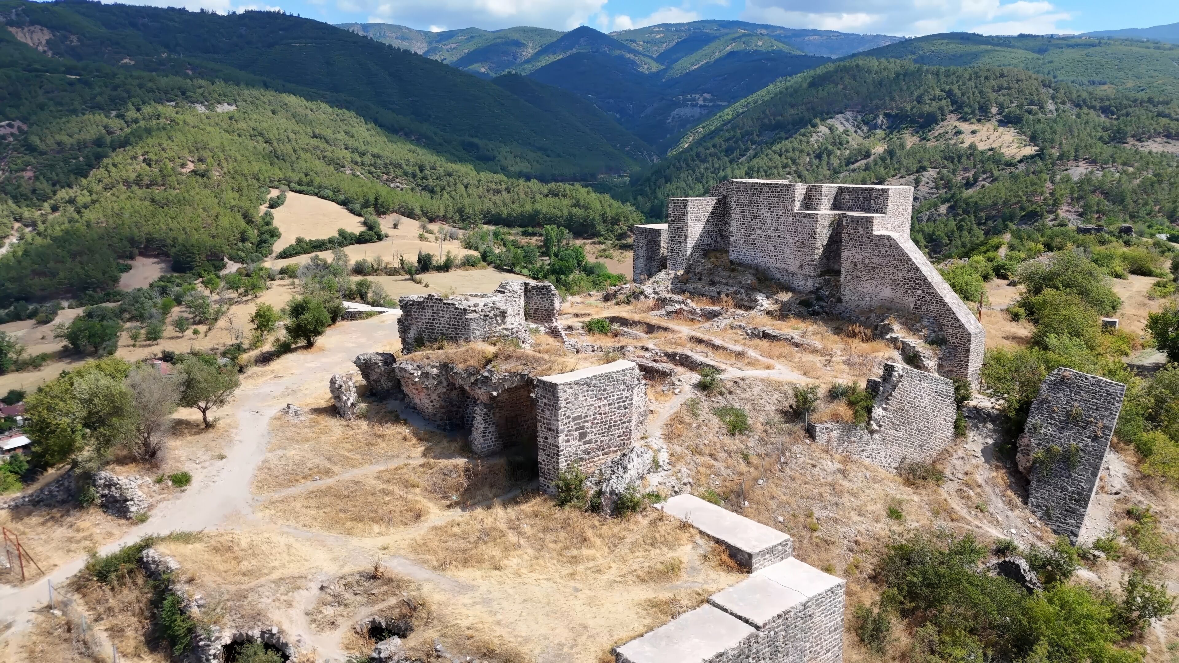 Niksar Castle, locally known as Niksar Kalesi, lies in the city of the same name, in the province of Tokat in Turkey.