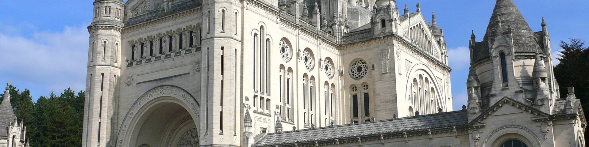 Lisieux mettant en vedette ville, patrimoine architectural et église ou cathédrale