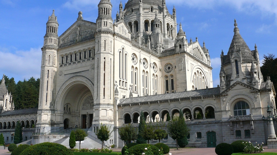 Lisieux showing a city, heritage architecture and a church or cathedral
