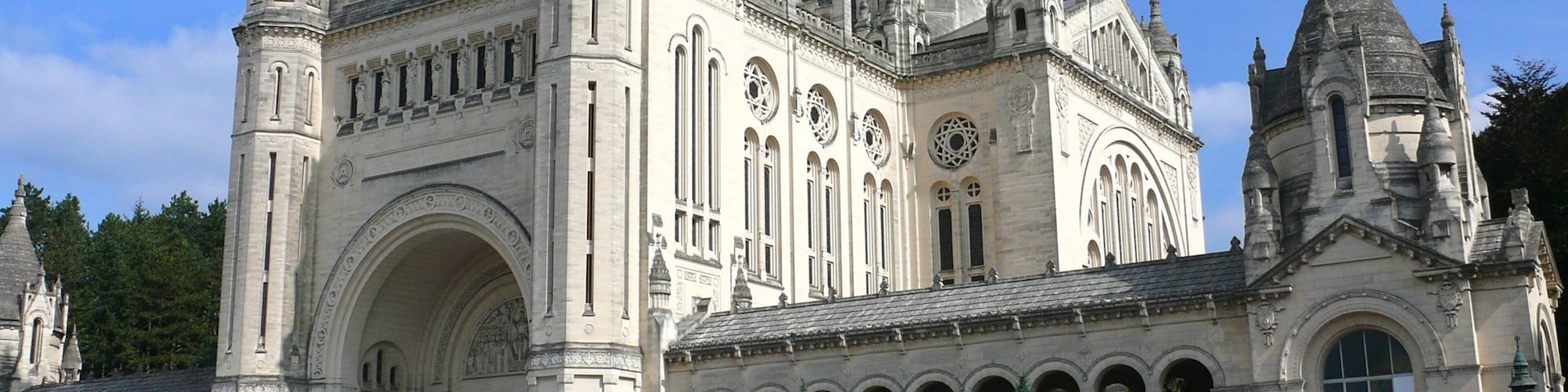 Lisieux ofreciendo una iglesia o catedral, una ciudad y arquitectura patrimonial
