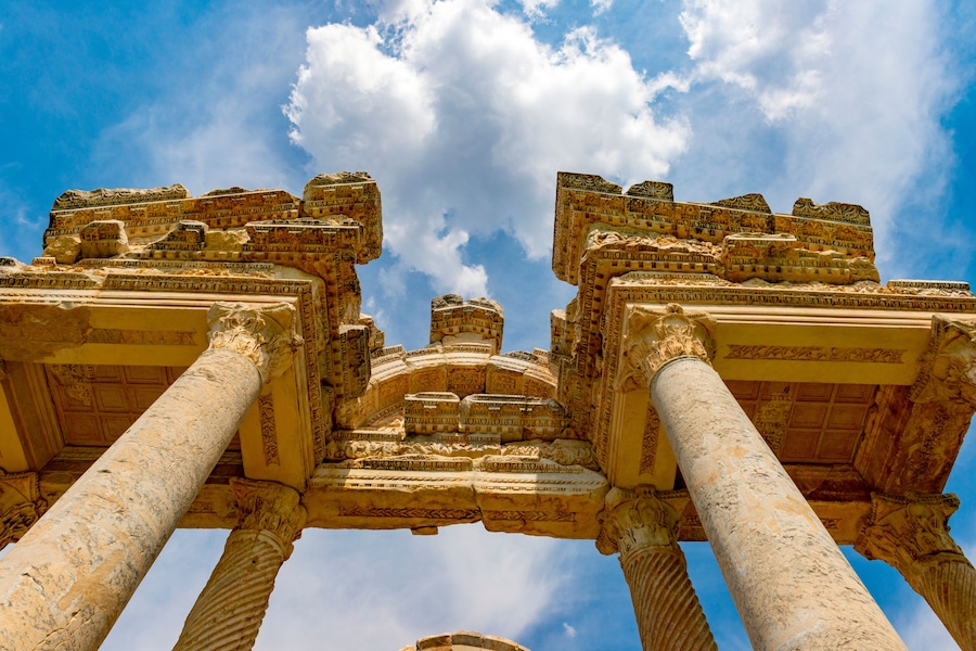 Columnas antiguas con intrincados grabados y un cielo azul intenso.