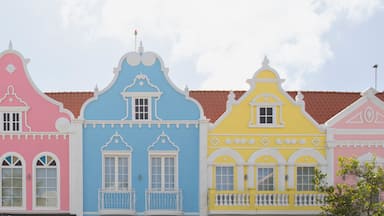 Una hilera de edificios coloridos con estilos arquitectónicos diferenciados y colores pastel.