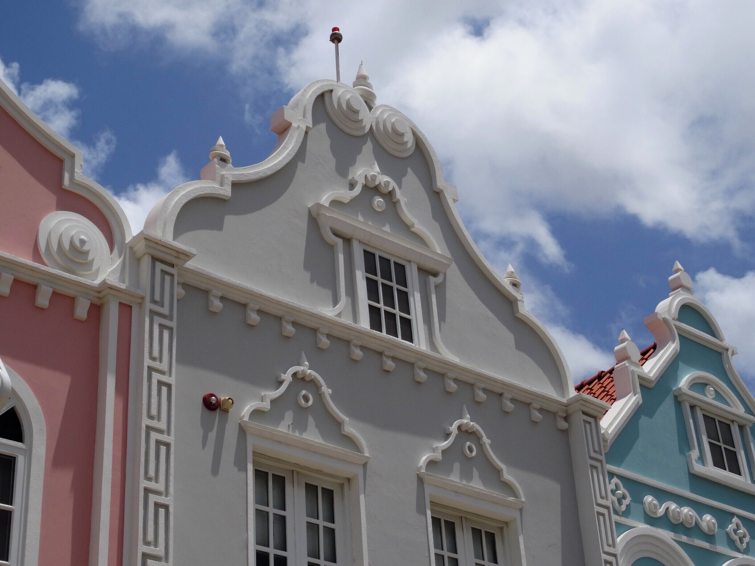 #Aruba #Oranjestad #Caribe #Culture

Aruba is an autonomous Dutch territory and Oranjestad is its largest city and its capital. The façades of most of its buildings are beautiful and very well maintained.

Aruba é um território autônomo Holandês e Oranjestad é a sua maior cidade e sua capital. As fachadas de grande parte dos seus edifícios são belíssimas e muito bem cuidadas. É um deleite para os olhos.