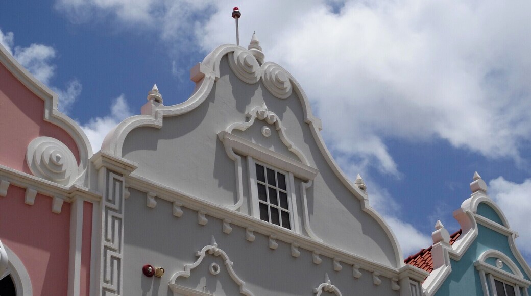 #Aruba #Oranjestad #Caribe #Culture
Aruba is an autonomous Dutch territory and Oranjestad is its largest city and its capital. The façades of most of its buildings are beautiful and very well maintained.
Aruba é um território autônomo Holandês e Oranjestad é a sua maior cidade e sua capital. As fachadas de grande parte dos seus edifícios são belíssimas e muito bem cuidadas. É um deleite para os olhos.