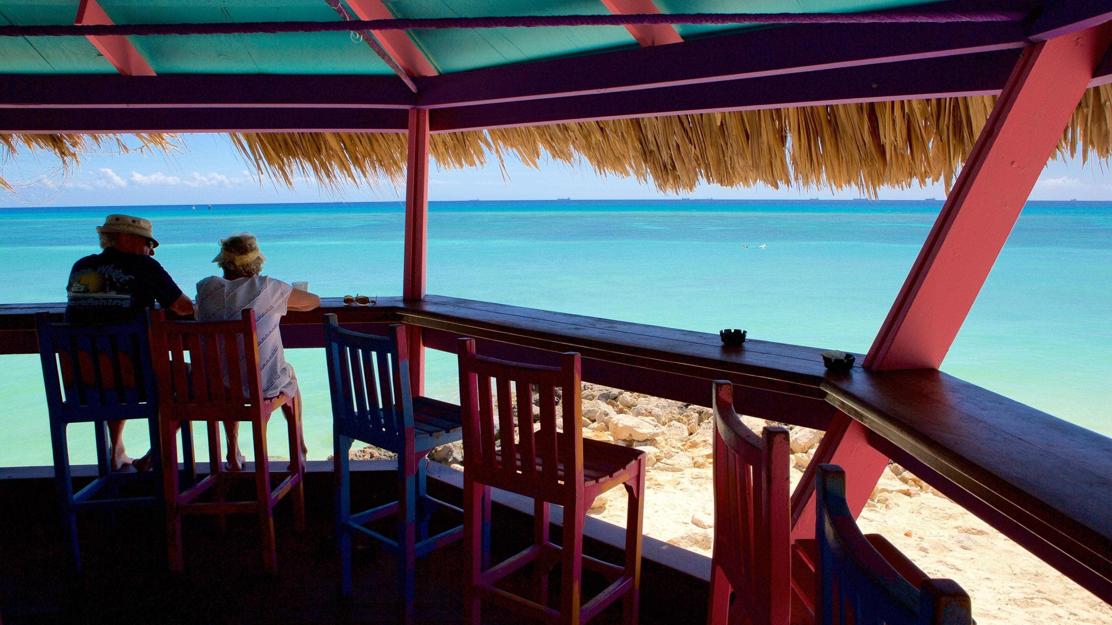 Oranjestad ofreciendo una playa y también una pareja