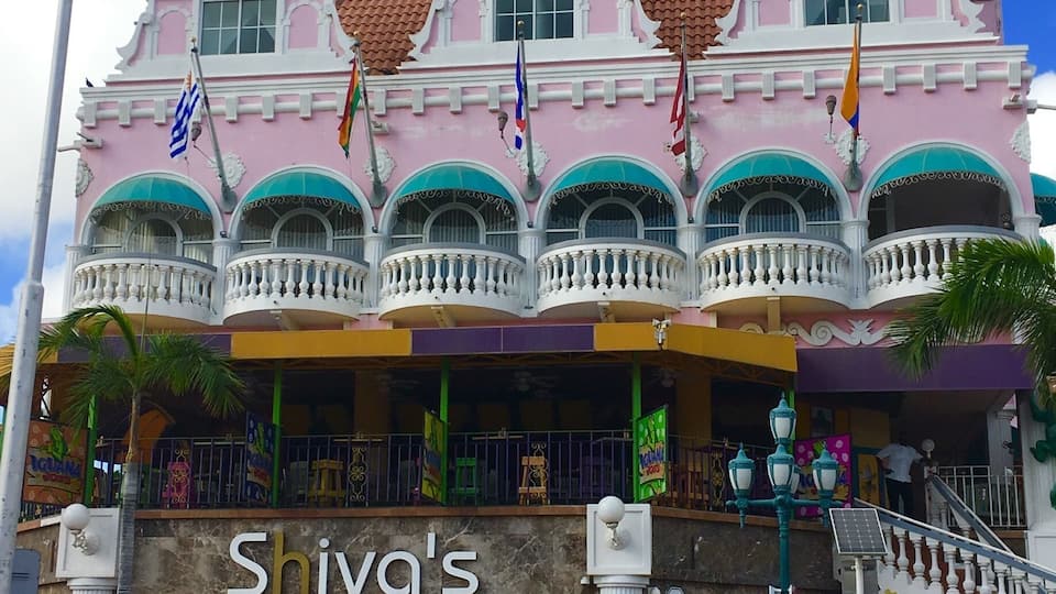 I pretty much fall for anything pink 💅🏽💕🌸🌷 #aruba #oranjestad #royalplaza