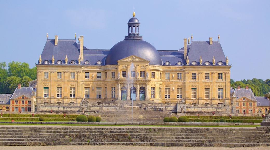 Melun que inclui arquitetura de patrimônio, elementos de patrimônio e um castelo