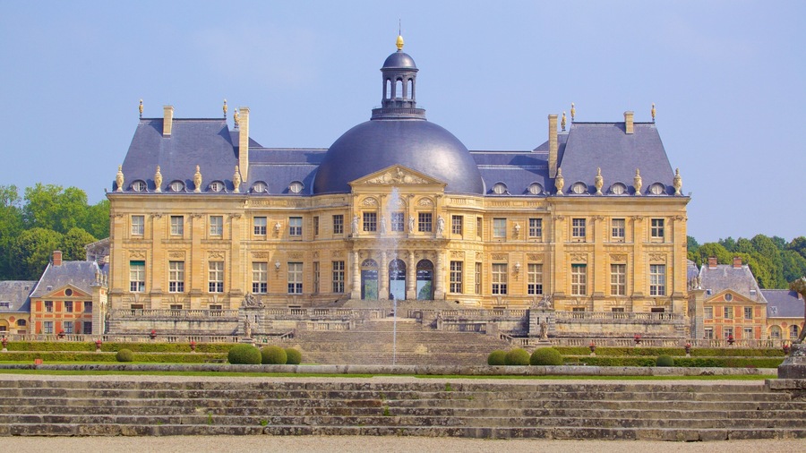 Melun which includes heritage architecture, heritage elements and a castle