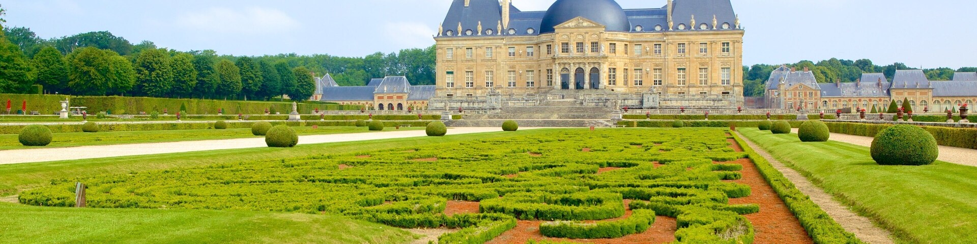 Melun featuring a garden and chateau or palace