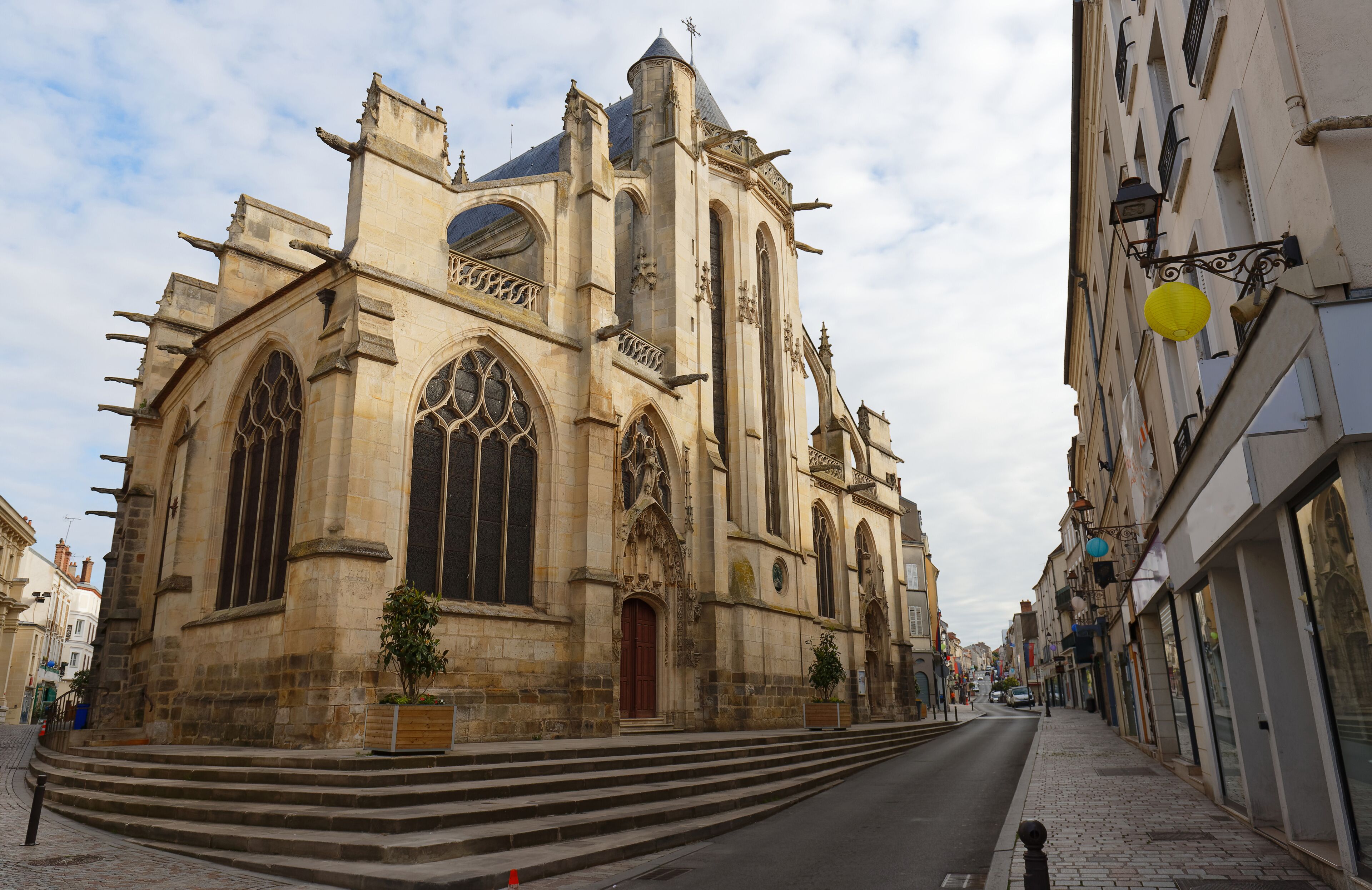 Una iglesia histórica con arquitectura ornamentada, una calle empedrada y un cielo despejado.