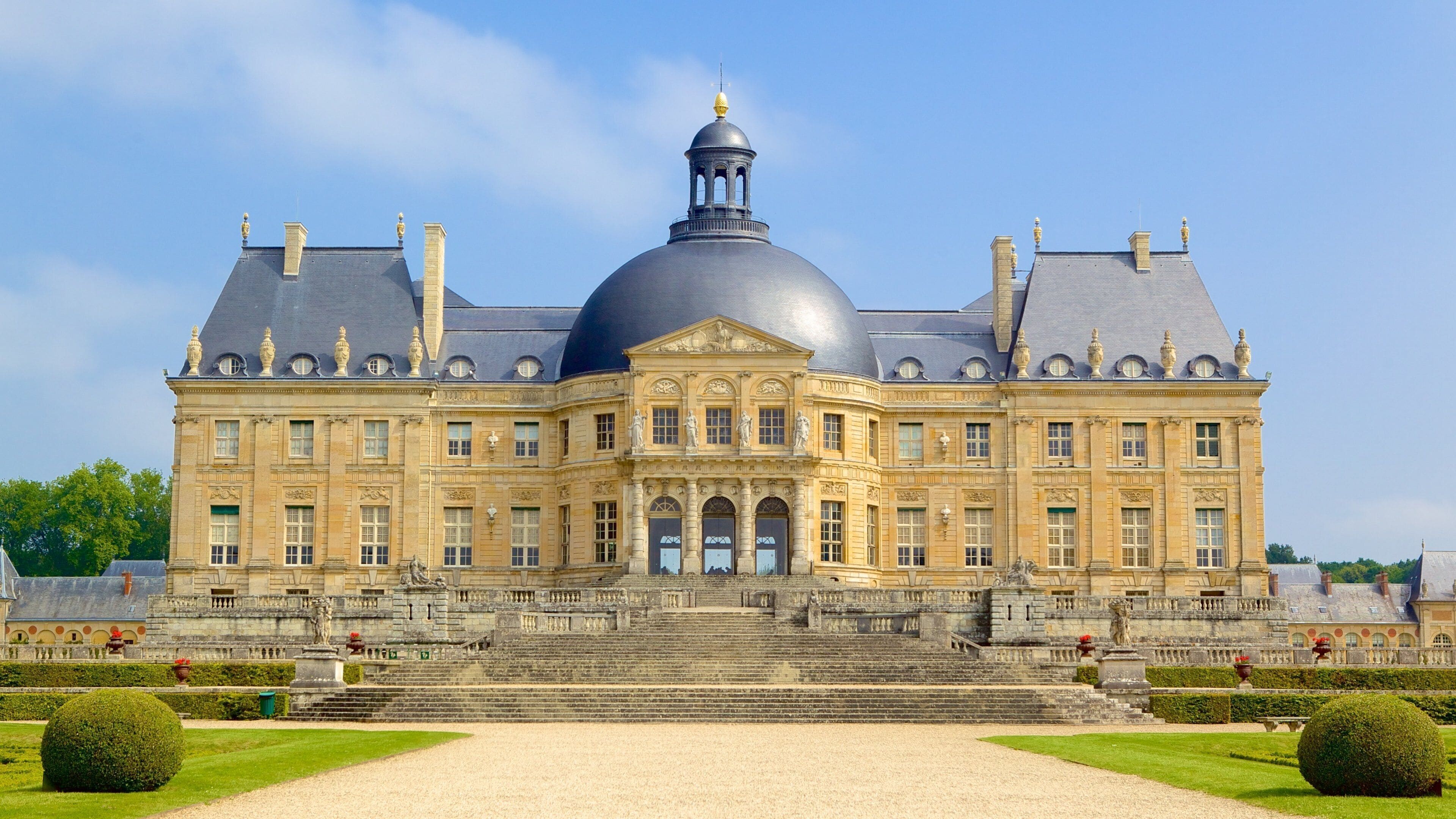 Melun mostrando um pequeno castelo ou palácio, arquitetura de patrimônio e um parque