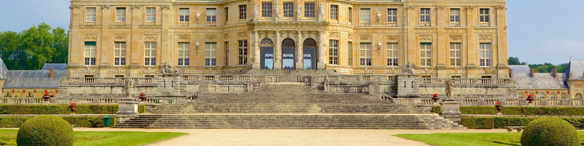 Melun which includes a castle, heritage architecture and a park