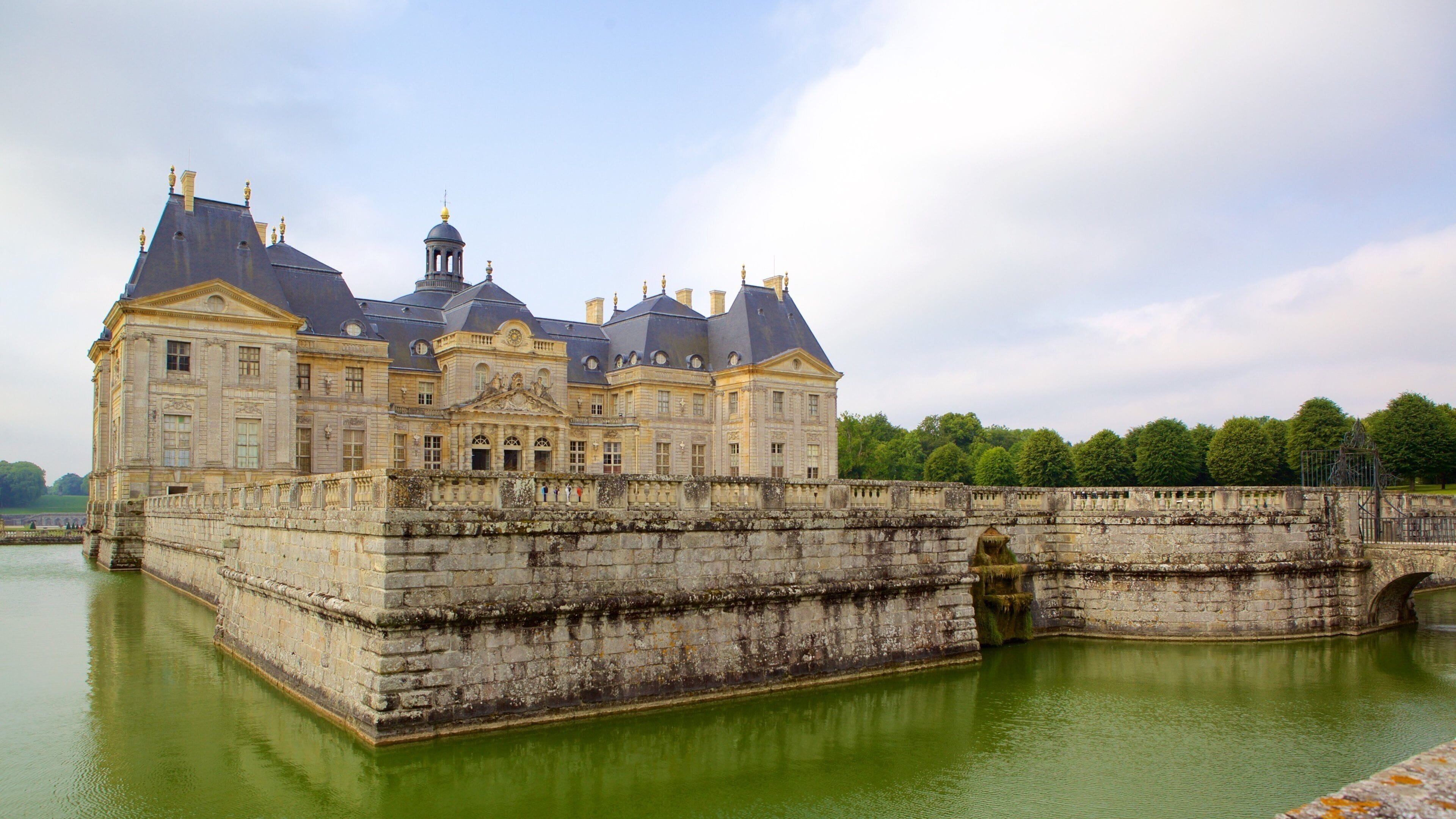 Melun showing chateau or palace, a river or creek and heritage elements