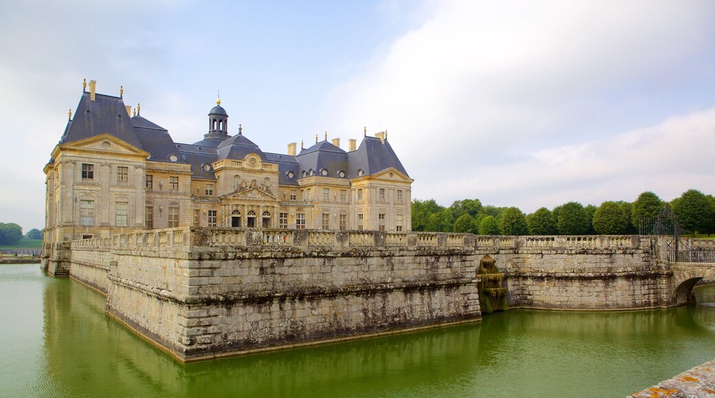 Melun showing chateau or palace, a river or creek and heritage elements