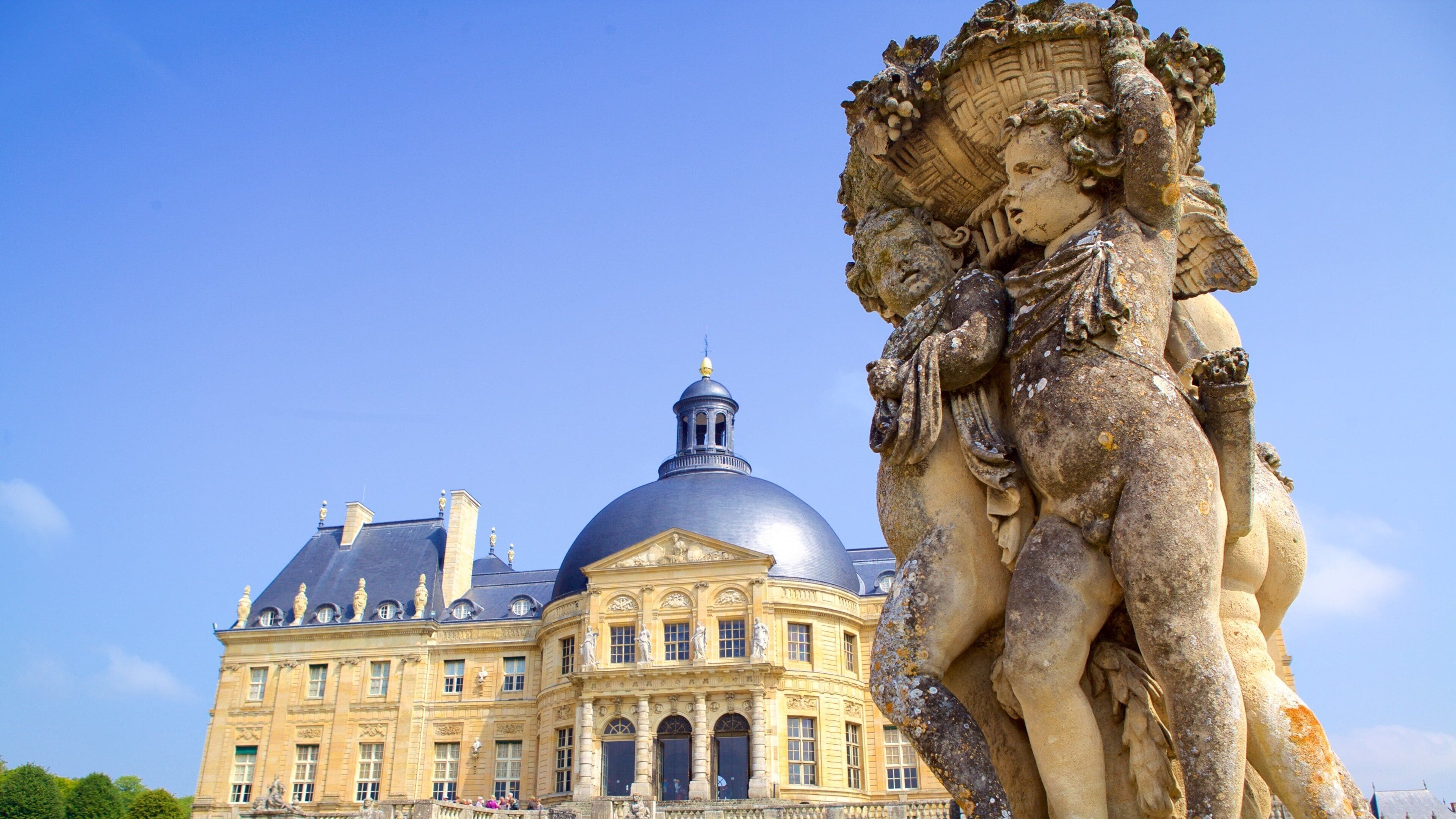 Melun caracterizando elementos de patrimônio, um pequeno castelo ou palácio e uma estátua ou escultura