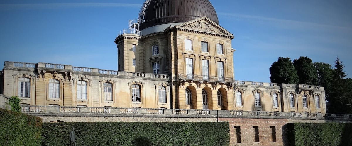 Un grand bâtiment de style classique, doté d’un dôme imposant et de fenêtres en arc de cercle.