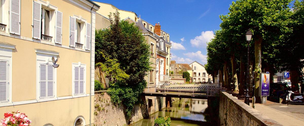 Montargis que incluye un puente, una casa y un río o arroyo