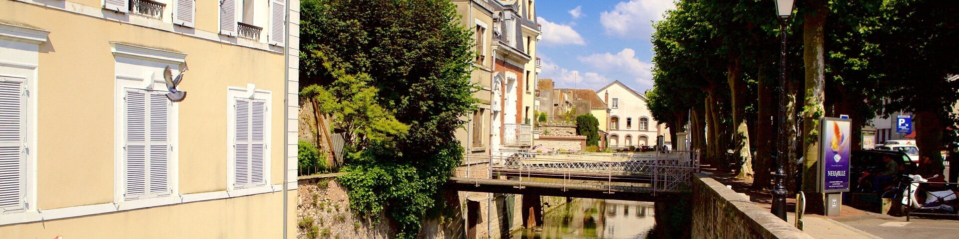 Montargis showing a house, a river or creek and a bridge