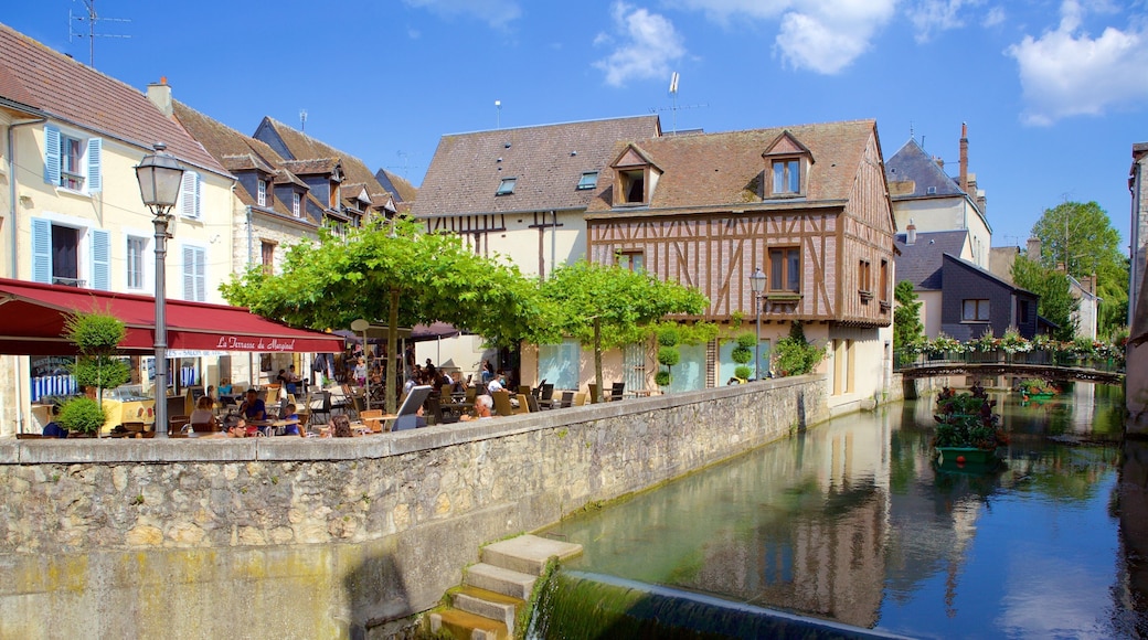 Montargis caracterizando um rio ou córrego, jantar ao ar livre e uma ponte