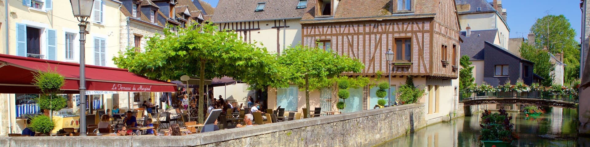 Montargis mettant en vedette riviĂšre ou ruisseau, sortie au restaurant et pont