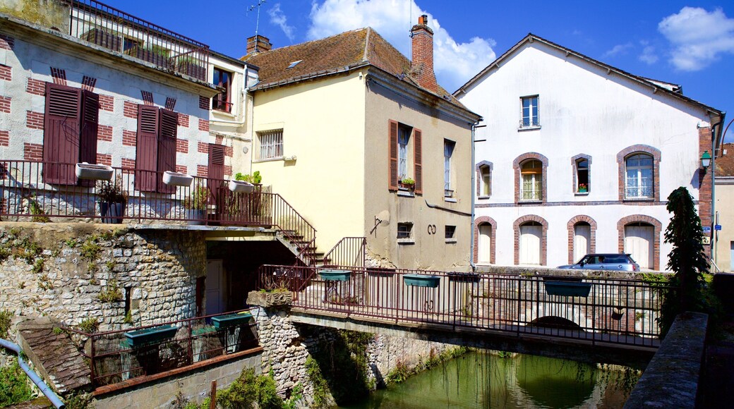 Montargis mostrando una casa, un río o arroyo y un puente