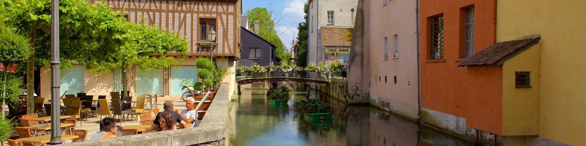 Montargis showing outdoor eating, a river or creek and a house
